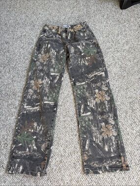 Camouflage-Print Straight Leg Pants in Multicolor